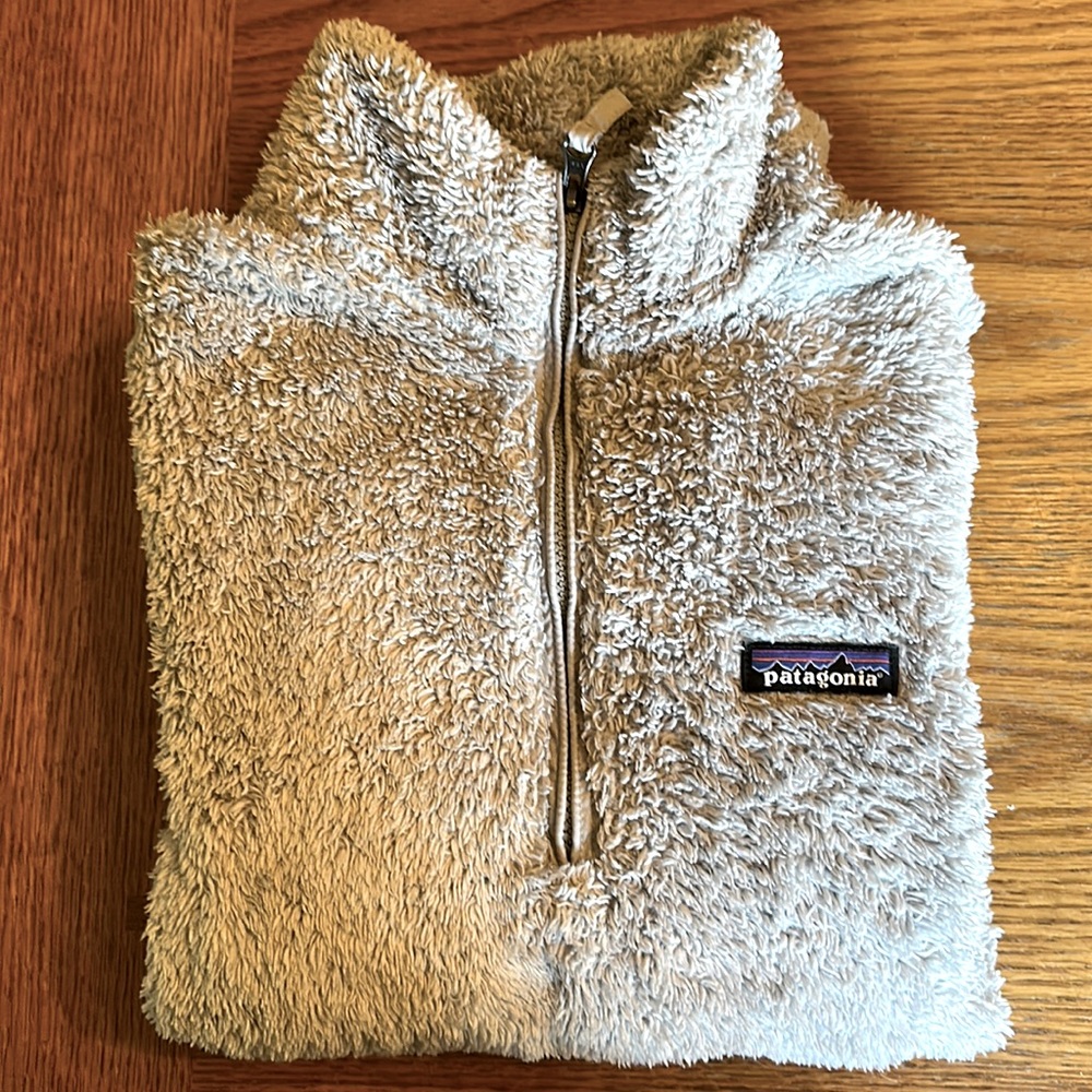 Patagonia Women’s 1/4 zip Fleece. Gray and so soft!